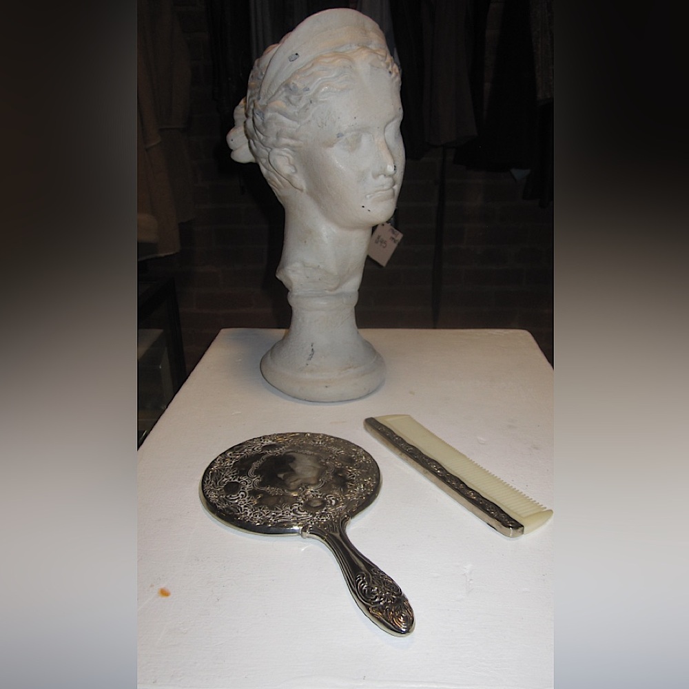 Vintage silver hand held mirror and matching comb - Picture 2 of 2